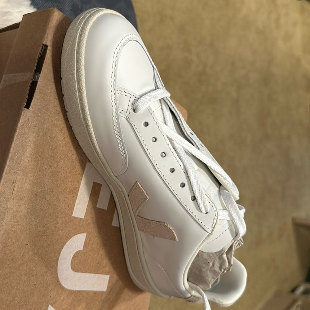 VEJA V-12 Women's Leather Sneakers Size 8